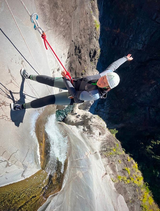 Descente en rappel dans un canyon de Cilaos, au-dessus d'une cascade