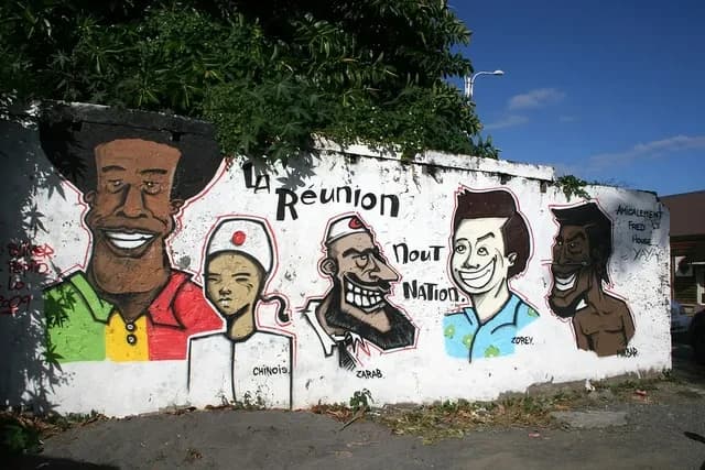 Mural « La Réunion, nout nation » showing the faces of the island's communities