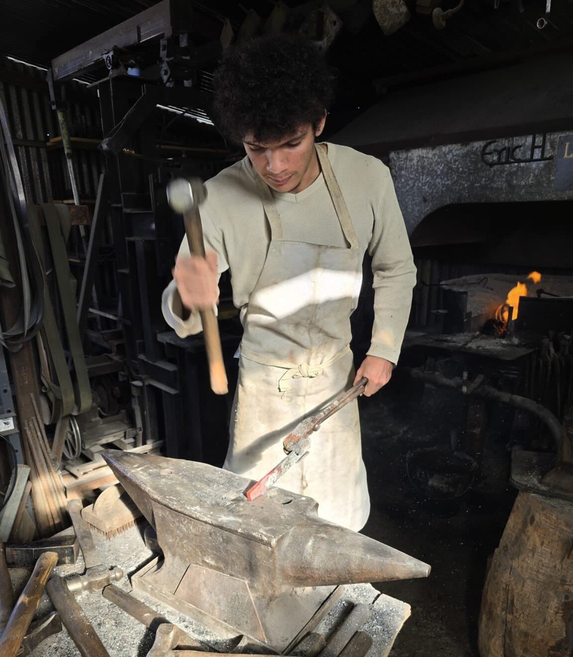Travail du fer à l'enclume dans l'atelier d'Éric, forgeron-coutelier à La Réunion