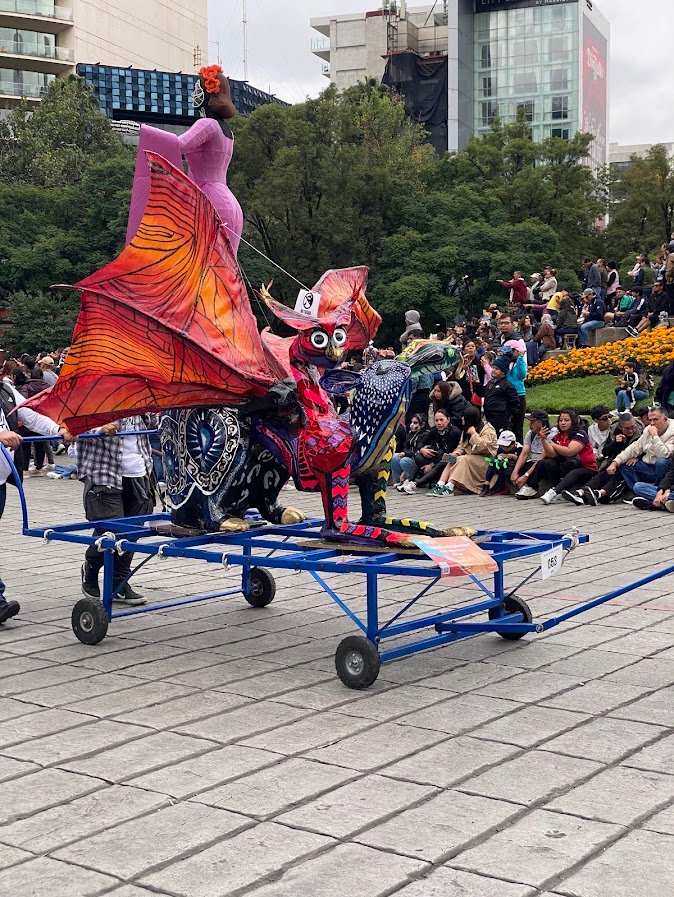 Alebrije chauve-souris et hibou, avec une catrina perchée sur le dessus