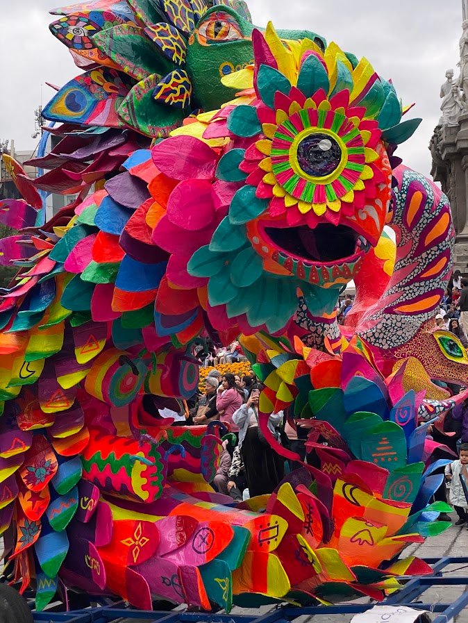 Gros plan sur un alebrije couvert de pétales multicolores en papier