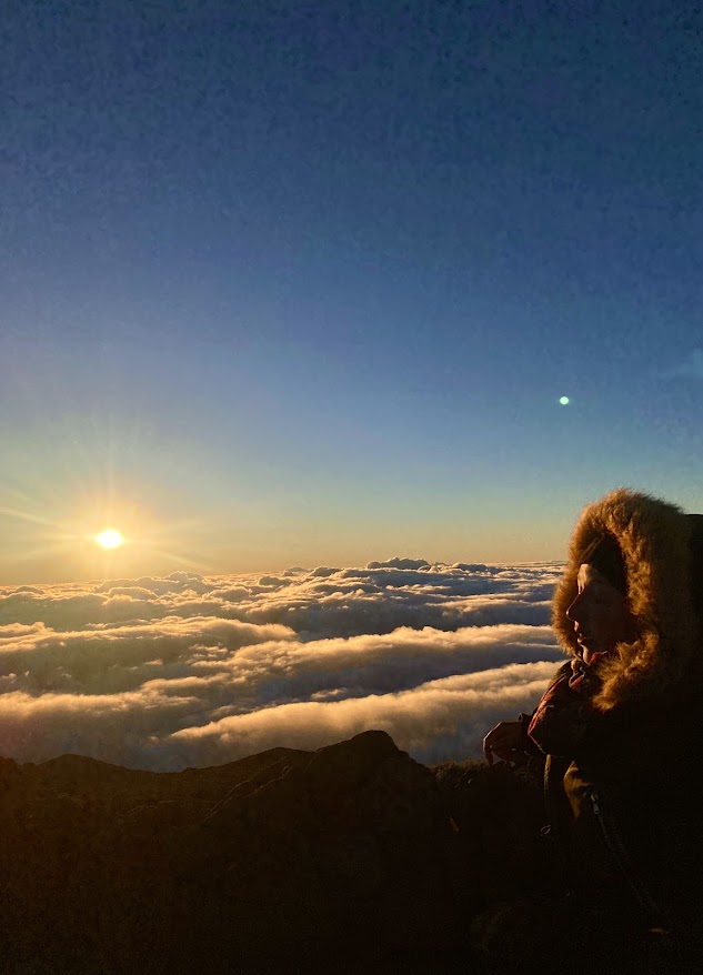 Lever de soleil au-dessus de la mer de nuages, depuis le Piton des Neiges