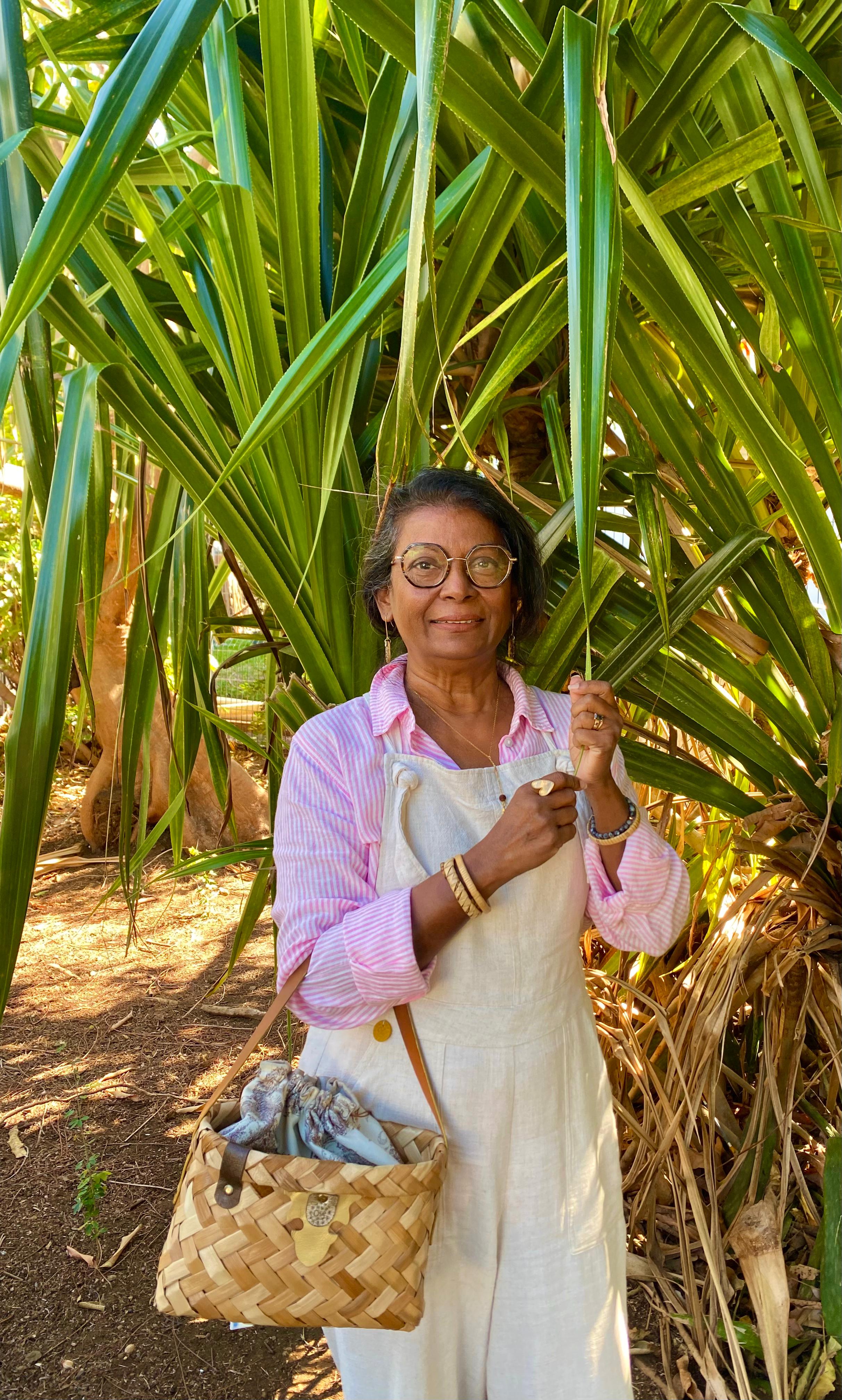 Sonia, tressage du vacoa à Saint-Leu